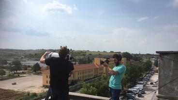 Bildquelle: MDR/ Alexander Bühler Richard Mosse mit einer Wärmebild-Kamera auf einem Hochhaus in Bulgarien.