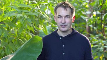 Bild: NDR Thomas Fischermann steht in einem Wald.