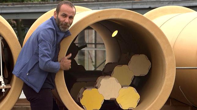 Bild: hr Hiwa K und seine Installation aus 20 Kanalröhren
