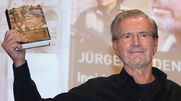 Bildquelle: dpa/ Stephanie Pilick Jürgen Todenhöfer stellt sein Buch "Inside IS – 10 Tage im 'Islamischen Staat'" vor.