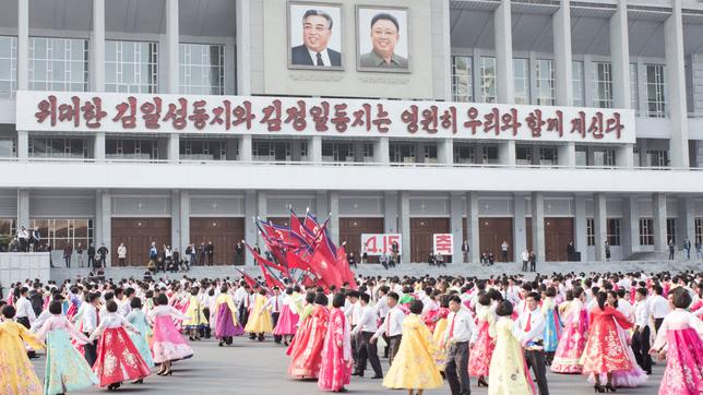 Bild: Kundschafter Filmproduktion GmbH Filmszene mit tanzenden Jugendlichen in Nordkorea