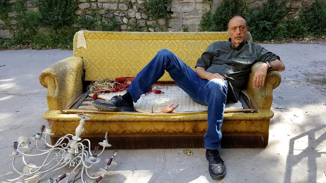 Bild: WDR/Katja Lüber Roger Ballen auf einem Sofa vor dem Haus in Arles