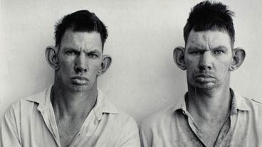Bild: Roger Ballen Porträt der Zwillinge Dresie und Casie, 1993