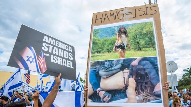 Solidaritätsdemo für Israel in den USA: Auf einem Transparent ist die entführte deutsche Geisel Shani Louk zu sehen, in einer privaten Aufnahme und in dem grausamen Bild, das unmittelbar nach dem Terrorangriff der Hamas via Social Media kursierte.