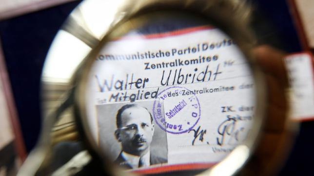 Die Mitgliedskarte zum Zentralkomitee der Kommunistischen Partei Deutschlands (KPD) des DDR Politikers Walter Ulbricht liegt am 13.10.2017 in Hamburg im Auktionshaus Carsten Zeige auf einem Tisch