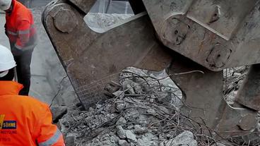 Bildquelle: NDR Eine Abriss-Schere „knabbert“ Beton weg.