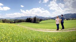 Prchen steht vor animiertem Alpen-Hintergrund oder Alpenpanorama