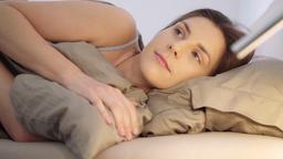 Eine Frau liegt im Bett.