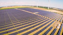 Solarpanels und Windrder im Sonnenlicht