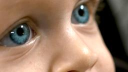 Blaue Augen eines Kindes