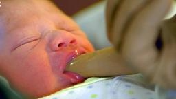 Ein Baby saugt an einem Finger