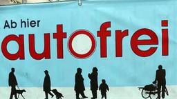 Banner am Gelnder mit der Aufschrift "Ab hier autofrei"