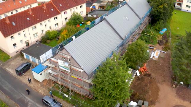 Bild: NDR Zwei Wohnblocks aus der Vogelperspektive.