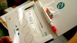 Rhrchen und Plastiklffel zum Einfllen der Stuhlprobe