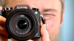 Ein Mann fotografiert mit einer Digitalkamera
