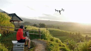 Bild: WDR Filmemacher Florian Fischer filmt die Reisfelder in Bali