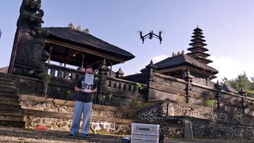 Bild: WDR Drohne wird vor einem Tempel in Bali gestartet.