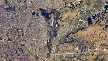 Bild: ESA, DLR Der Flughafen von Kathmandu und wie ihn ein Radarsatellit sieht.