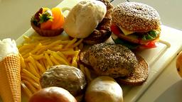 Burger, Pommes Frites und Berliner auf einem Tellerr