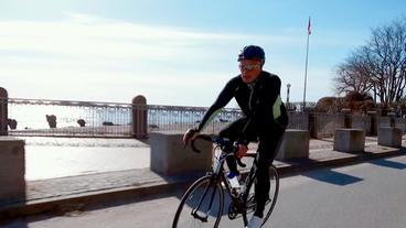 Bild: WDR Fahrradfahrer an der Elbe