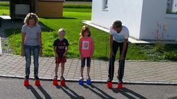 Familie auf Stelzen