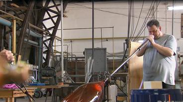 Bild: NDR Glasmacher in einer Werkstatt.