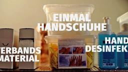 Hygieneartikel in einem Regal