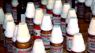 Bild: BR Mehrere Fläschchen mit homöopathischen Globuli.