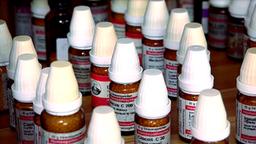 Mehrere Flschchen mit homopathischen Globuli.