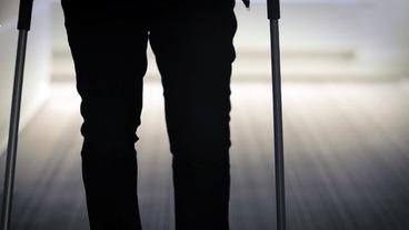 Bild: WDR Beine mit Krücken als Silhouette im Gegenlicht.