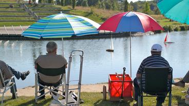 Bildquelle: Ulrike Brincker Senioren sitzen unter Sonnenschirmen im Krupp-Park.