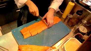 Bild: HR Ein Lachs wird in Stücke geschnitten