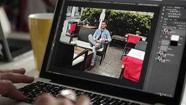 Bild: NDR Laptop auf den Beinen eines Mannes
