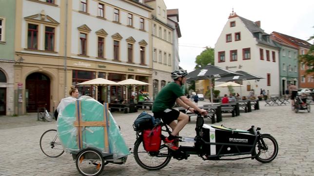 Bild: SWR Michael Bilharz fährt auf den Herderplatz in Weimar