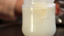 Babyflschchen gefllt mit Milch