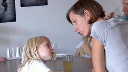 Mutter und Tochter im Gesprch