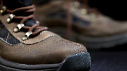 Ein Wanderschuh, von dem Wasser abperlt.