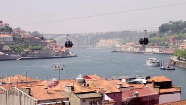 Weitwinkel-Aufnahme von Porto am Douro-Fluss