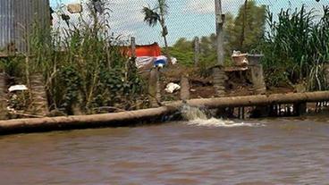 Rohre führen das Abwasser der Zuchtbetriebe direkt in den Mekong
