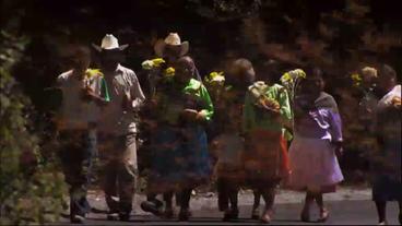 Indianer in Michoacan umhüllt von Monarchfaltern an Allerheiligen