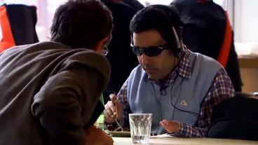 Der Blinde Pranav Lal trägt eine dunkle Sonnenbrille mit integrierter Kamera