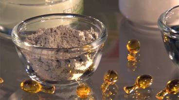Pulver und Kapseln liegen auf einem Tisch: Algen in Nahrungsergänzungsmitteln