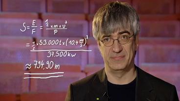Physiker Metin Tolan neben einer Formel