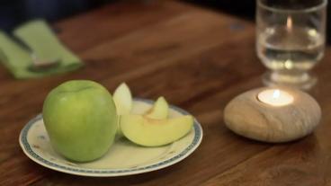 Ein Apfel liegt auf dem Tisch