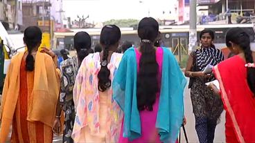 Indische Frauen mit langem Haar von hinten