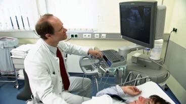 Ultraschalluntersuchung an Patientin