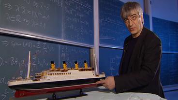 Metin Tolan mit einem Modell der Titanic.