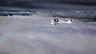 Bild: SWR Ein Flugzeug des Modells DA 40 in der Luft.
