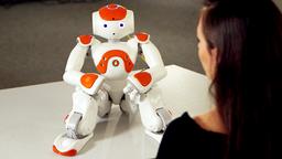 In einem Versuchslabor der Uni Duisburg-Essen steht ein Sprachroboter.
