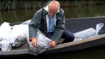 Bildquelle: BR Björn Geßner in einem Boot auf der Oder mit Säcken voller Jungstöre.